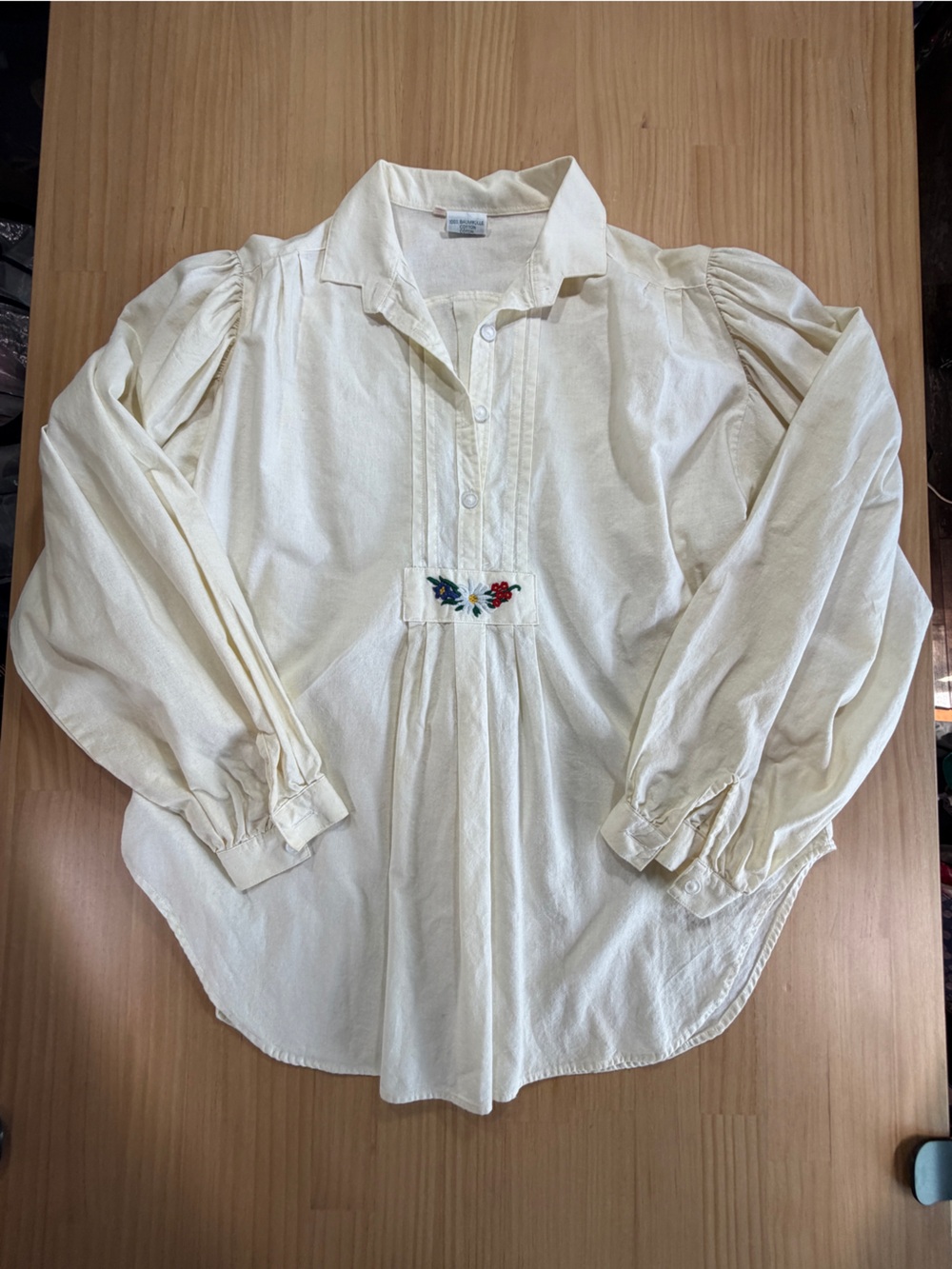 Cream Tee with Green Woven Logo Tag B12 - Picture 2 of 10